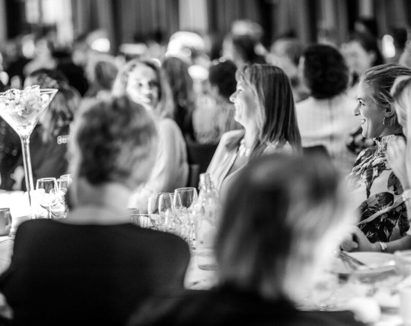 God stemning med mange mennesker som ler og hygger seg