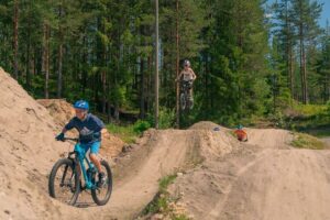 Kryllingparken på Krøderen er en av Norges største og råeste pumptrack parker.